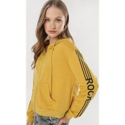 Żółta Bluza Teledanea. Żółte bluzy damskie Born2be, s, bez wzorów, bez rękawów, bez kaptura. W wyprzedaży za 69,99 zł.