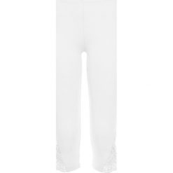Legginsy rybaczki bonprix biały. Białe spodnie damskie bonprix, bez wzorów. Za 49,99 zł.