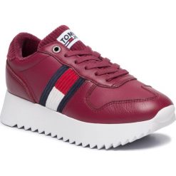 Sneakersy TOMMY JEANS - High Cleated Seasonal Sneaker EN0EN00658 Rhododendron VG5. Czerwone półbuty damskie Tommy Jeans, z jeansu. W wyprzedaży za 299,00 zł.