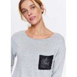 Damski t-shirt z rękawem 3/4 z błyszczącą kieszonką. Szare t-shirty damskie Top Secret, bez wzorów, z dzianiny, eleganckie, bez kołnierzyka. W wyprzedaży za 19,99 zł.