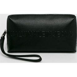 Calvin Klein Jeans - Kopertówka. Różowe kopertówki damskie Calvin Klein Jeans, na co dzień, bez wzorów, z jeansu, casualowe, małe, bez dodatków. W wyprzedaży za 149,90 zł.