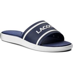 Klapki LACOSTE - L.30 Slide 118 1 Caw 7-35CAW00202B9 Dark Purple/White. Niebieskie klapki damskie Lacoste, bez wzorów, z tworzywa sztucznego, bez obcasa. W wyprzedaży za 89,00 zł.