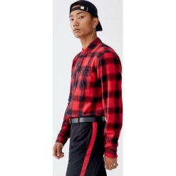 Patchworkowa koszula w kratkę. Czerwone koszule męskie Pull&Bear, m, w kratkę, bez kołnierzyka, z długim rękawem. Za 89,90 zł.