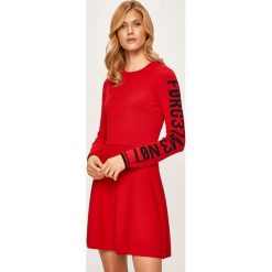 Red Valentino - Sukienka. Czerwone sukienki damskie Red Valentino, na co dzień, s, z nadrukiem, z wiskozy, casualowe, z okrągłym kołnierzem, z długim rękawem, długie, mini, proste. W wyprzedaży za 1799,00 zł.