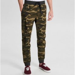 Joggery moro - Khaki. Brązowe spodnie męskie Cropp, m, moro. Za 119,99 zł.