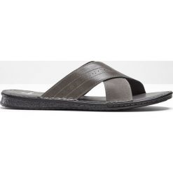 Klapki bonprix szary. Szare kapcie męskie bonprix. Za 37,99 zł.