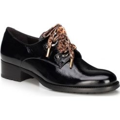 Buty damskie. Czarne półbuty damskie Wittchen, bez wzorów, ze skóry, bez obcasa, na sznurówki. Za 749,90 zł.