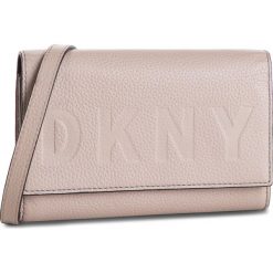 Torebka DKNY - R835A670 Warm Grey WG5. Brązowe listonoszki damskie DKNY, bez wzorów, ze skóry, bez dodatków. W wyprzedaży za 349,00 zł.