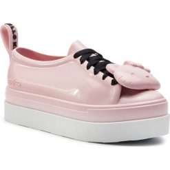 Półbuty MELISSA - Be+Hello Kitty Ad 32615 Pink/White/Black 53461. Różowe półbuty damskie Melissa, z motywem z bajki, z tworzywa sztucznego, bez obcasa, na obcasie, bez zapięcia. W wyprzedaży za 329,00 zł.