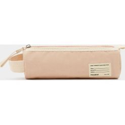 Różowy piórnik school. Różowe torebki klasyczne damskie Pull&Bear, bez wzorów, bez dodatków. Za 29,90 zł.