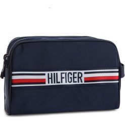 Kosmetyczka TOMMY HILFIGER - Tommy Sport Tape Washbag AM0AM04576 413. Niebieskie kosmetyczki męskie TOMMY HILFIGER, bez wzorów, z tkaniny, sportowe. W wyprzedaży za 139,00 zł.