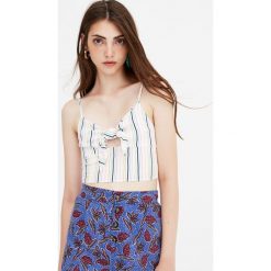Krótki top w paski z węzłem z przodu. Czarne topy damskie Pull&Bear, w paski. Za 20,90 zł.