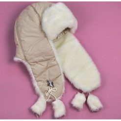 Czapka damska Uszanka Anastazja beżowo-biała. Szare czapki zimowe damskie marki Art of Polo, z wełny. Za 37,60 zł.