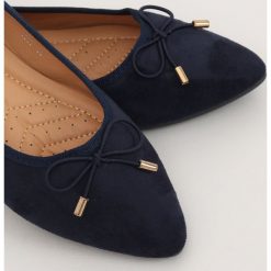 Baleriny z migdałowymi noskami granatowe 8F58 DK.BLUE. Niebieskie baleriny damskie obuwie damskie, bez wzorów, z zamszu, klasyczne, bez obcasa. Za 45,90 zł.