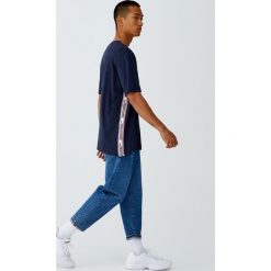 Koszulka Nasa z tasiemkami na rękawach. Białe koszulki męskie Pull&Bear, m, bez wzorów, bez kołnierzyka, z krótkim rękawem, krótkie. Za 59,90 zł.