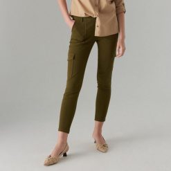 Spodnie z kieszeniami cargo - Khaki. Spodnie damskie Mohito. W wyprzedaży za 39,99 zł.