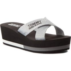 Klapki damskie: Klapki TOMMY JEANS – Sporty Mid Beach Sandal EN0EN00068 Silver 000