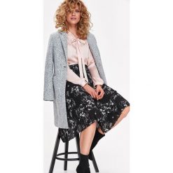 BLUZKA DAMSKA Z SATYNY, Z WIĄZNIEM PRZY DEKOLCIE ORAZ FALBANAMI NA RĘKAWACH. Szare bluzki koszulowe Top Secret, z satyny, eleganckie. Za 69,99 zł.