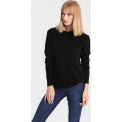 Czarny Sweter Pillow Book. Czarne swetry klasyczne damskie marki other, na jesień, l. Za 79,99 zł.