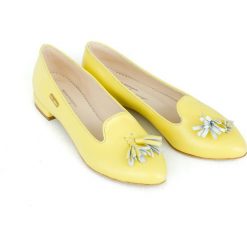 Balerinki w szpic - skóra naturalna - model 045 - kolor bananowy. Żółte baleriny damskie Zapato, bez wzorów, z jeansu, klasyczne, bez obcasa, na obcasie. W wyprzedaży za 173,40 zł.