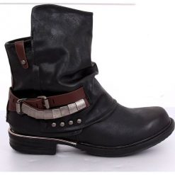 Botki militarne czarne LL-165P Black. Czarne botki damskie ButyModne, ze skóry ekologicznej, militarne, bez obcasa, na płaskiej podeszwie, z paskami. W wyprzedaży za 89,00 zł.