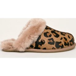 UGG - Kapcie W Scuffette II Leopard. Żółte kapcie damskie Ugg, z wełny. Za 499,90 zł.