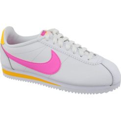 Białe Buty Nike Classic Cortez Leather W 807471-112. Białe buty sportowe damskie Nike, bez wzorów, ze skóry, sportowe. W wyprzedaży za 429,00 zł.