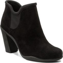 Botki CLARKS - Adya Bella 261294734 Black Suede. Czarne botki damskie skórzane marki Clarks, na obcasie. W wyprzedaży za 309,00 zł.