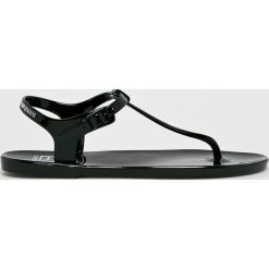 EA7 Emporio Armani - Sandały. Czerwone klapki damskie EA7 Emporio Armani, bez wzorów, z materiału, bez obcasa, na szpilce. W wyprzedaży za 299,90 zł.