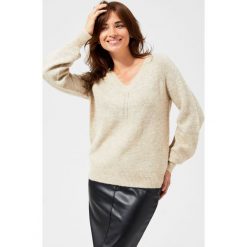 Sweter z ozdobnym splotem. Brązowe swetry damskie Moodo, m, bez wzorów, z elastanu, klasyczne, z długim rękawem, długie, bez kaptura. Za 89,99 zł.