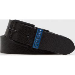 Guess Jeans - Pasek skórzany dwustronny. Czarne paski męskie Guess Jeans, w paski, z jeansu. Za 279,90 zł.