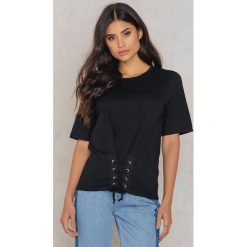 Rut&Circle T-shirt Elina Waist - Black. Czarne t-shirty damskie marki Rut&Circle, bez wzorów, z bawełny, bez kołnierzyka. W wyprzedaży za 31,48 zł.