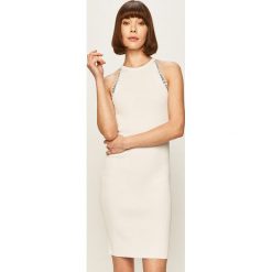 Armani Exchange - Sukienka. Białe sukienki damskie Armani Exchange, na co dzień, s, z aplikacjami, z wiskozy, casualowe, z okrągłym kołnierzem, bez rękawów, mini, proste. W wyprzedaży za 399,90 zł.