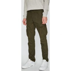 Produkt by Jack & Jones - Spodnie. Zielone spodnie męskie PRODUKT by Jack & Jones, na co dzień, bez wzorów, z bawełny, casualowe. W wyprzedaży za 119,90 zł.