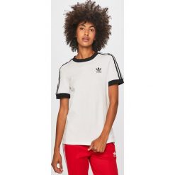 Adidas Originals - T-shirt. Białe topy damskie adidas Originals, bez wzorów, z elastanu, z okrągłym kołnierzem. Za 129,90 zł.