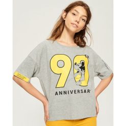 T-shirt Mickey Mouse - Jasny szar. Szare t-shirty damskie Sinsay, l, z motywem z bajki. Za 29,99 zł.