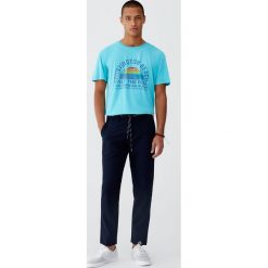 Bawełniana koszulka „Huntington Beach”. Szare koszulki męskie Pull&Bear, m, bez wzorów, z bawełny, bez kołnierzyka, z krótkim rękawem, krótkie. Za 29,90 zł.