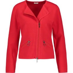 Kardigan w kolorze czerwonym. Czerwone kardigany damskie Gerry Weber, bez wzorów, bez rękawów, bez kaptura. W wyprzedaży za 149,95 zł.