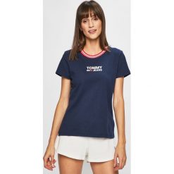 Tommy Jeans - Top. Białe bluzki damskie Tommy Jeans, s, z nadrukiem, z bawełny, casualowe, z okrągłym kołnierzem, z krótkim rękawem. Za 179,90 zł.