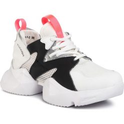Sneakersy TOGOSHI - TG-19-04-000181 646. Białe półbuty damskie Togoshi, bez wzorów, ze skóry, bez obcasa, na płaskiej podeszwie, bez zapięcia. W wyprzedaży za 379,00 zł.