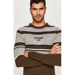 Guess Jeans - Sweter. Żółte swetry męskie Guess Jeans, s, z aplikacjami, z wiskozy, z okrągłym kołnierzem, bez kaptura. Za 369,90 zł.