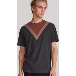 T-shirt z geometryczną wstawką - Brązowy. Pomarańczowe t-shirty męskie Reserved, xl, bez wzorów, bez kołnierzyka. W wyprzedaży za 29,99 zł.