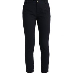 Scotch & Soda SMALL EMBROIDERY Chinosy navy. Niebieskie chinosy damskie Scotch & Soda, z bawełny. Za 419,00 zł.