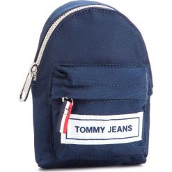 Saszetka TOMMY JEANS - Tj Logo Tape Hanging Pouch AU0AU00271 901. Niebieskie saszetki damskie marki Tommy Jeans, w paski, z jeansu, małe. W wyprzedaży za 169,00 zł.