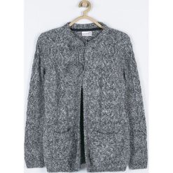 Coccodrillo - Sweter dziecięcy 128-158 cm. Szare swetry dziewczęce marki COCCODRILLO, bez wzorów, z dzianiny, z okrągłym kołnierzem, z krótkim rękawem, krótkie, bez kaptura. W wyprzedaży za 79,90 zł.