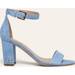 Guess Jeans - Sandały skórzane. Niebieskie sandały damskie Guess Jeans, z aplikacjami, z jeansu, z okrągłym noskiem, bez obcasa, na obcasie, na klamry. Za 589,90 zł.
