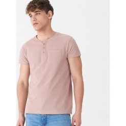 T-shirt z guzikami - Fioletowy. Fioletowe t-shirty męskie House, s, bez wzorów, bez kołnierzyka. W wyprzedaży za 19,99 zł.