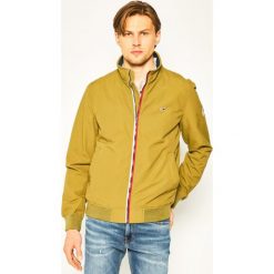 Kurtka bomber Tommy Jeans Essential DM0DM07366. Zielone kurtki męskie Tommy Jeans, s, bez wzorów, z jeansu, bez kaptura. W wyprzedaży za 449,00 zł.