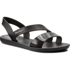 Sandały IPANEMA - Vibe Sandal Fem 82429 Black/Black 20766. Czarne klapki damskie Ipanema, bez wzorów, z tworzywa sztucznego, bez obcasa. Za 109,99 zł.