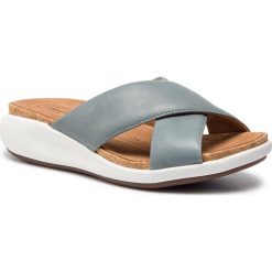 Klapki CLARKS - Un Bali Go 261412864 Blue Grey. Szare klapki damskie marki Clarks, bez wzorów, ze skóry, bez obcasa. Za 389,00 zł.